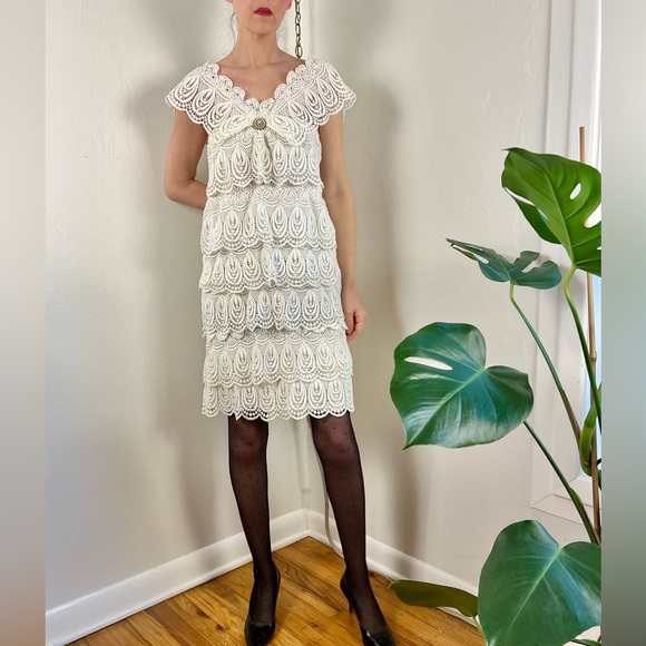 Vintage Dresses & Skirts - White Lace Tiered Vintage Dress w/ Pearl Brooch